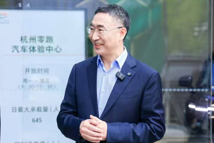 郑州一公交车长礼让行人 老年人鞠躬回报