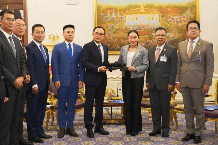 凌晨一点外卖小哥路边痛哭 背后故事心酸